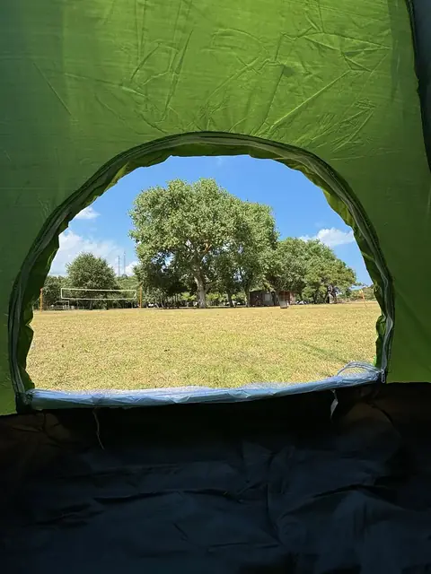 Festival çadırının içinden kamp alanına bakan görünüm