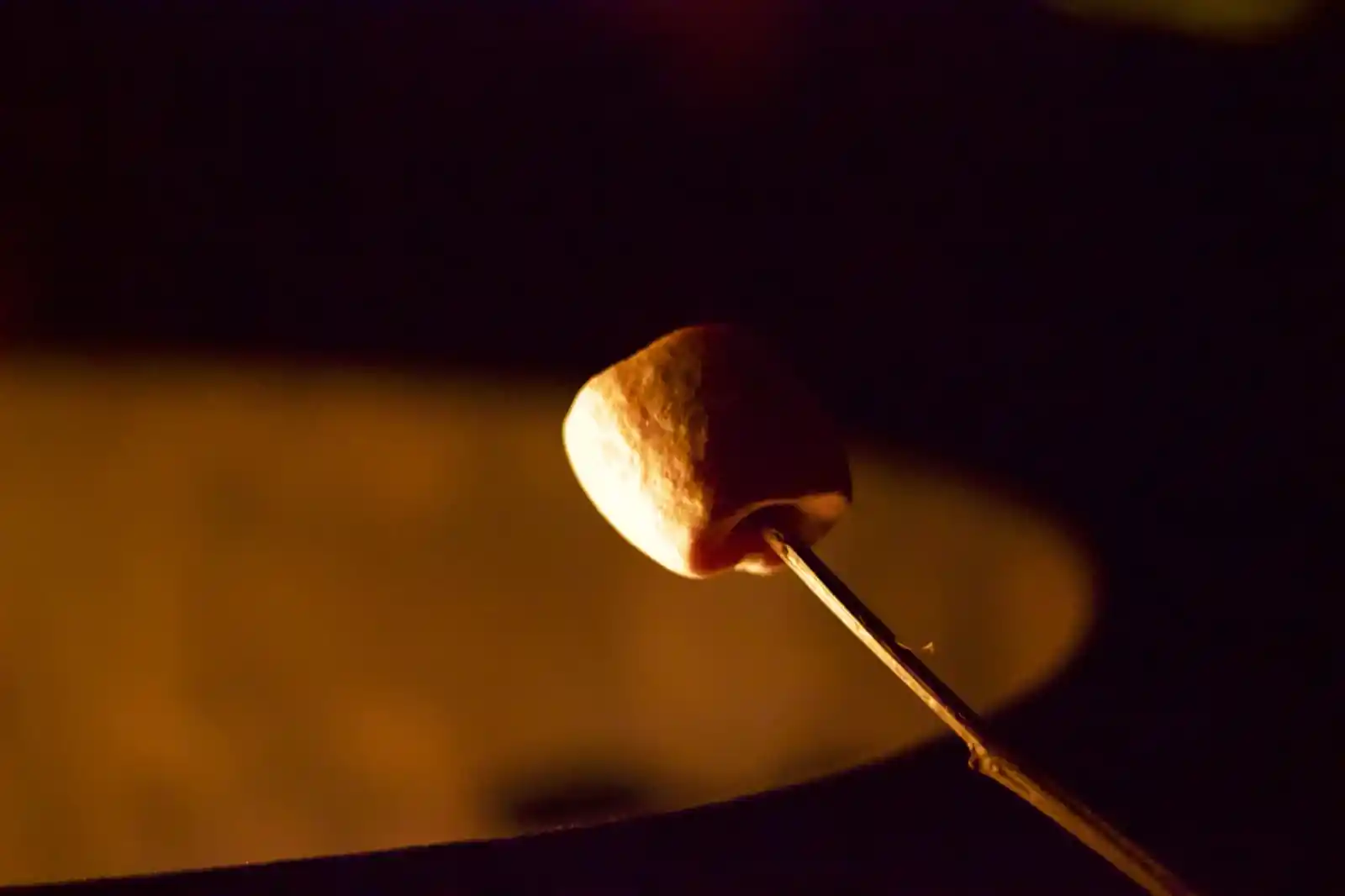 Ateşin üzerinde kızaran marshmallow yakın plan