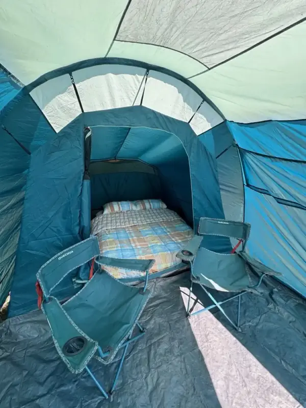 Premium çadırın içinde kurulu kamp sandalyeleri