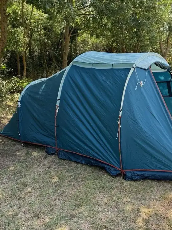 Ağaçlar arasında kurulu geniş premium aile çadırı