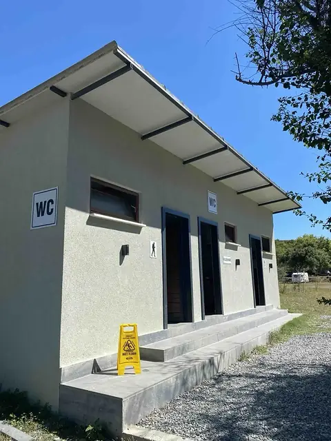 Kamp alanındaki WC ve duş binasının dış görünümü