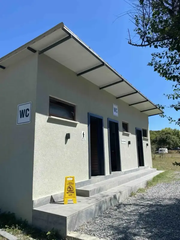Kamp alanındaki WC ve duş binasının dış görünümü