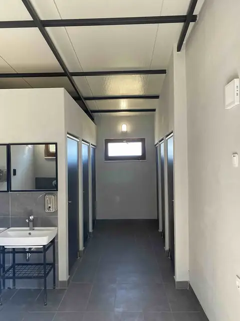WC ve duş binasının temiz iç bölümü, lavabolar ve kabinler