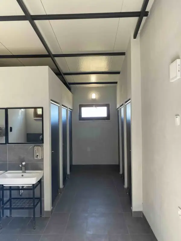 WC ve duş binasının temiz iç bölümü, lavabolar ve kabinler